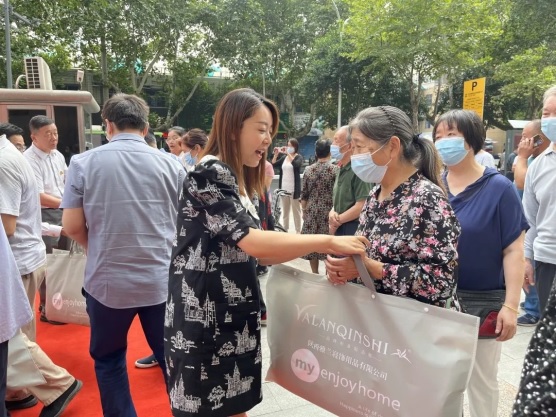 屈嬌向轄區老人捐贈床上用品___受訪者供(1157573)-20240411073400.jpg