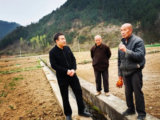圖1：毛濃翔（左一）_在地里指導農(nóng)戶科學(1185598)-20240513090102.jpg