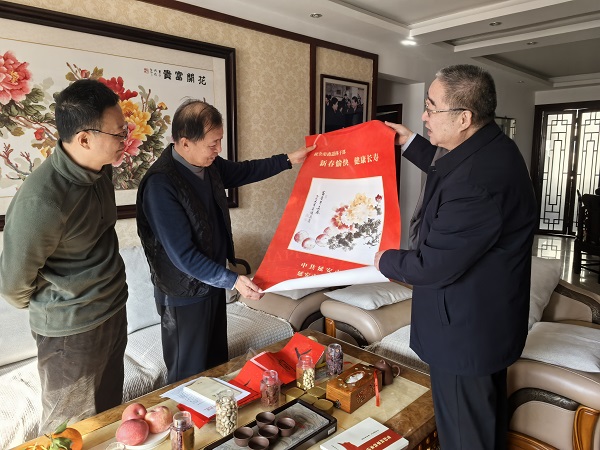 延安市政協走訪慰問離退休干部(1434368)-20250123080727.jpg