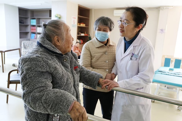 司冬梅委員（右）與錢奶奶（左）交談中(1526118)-20250415090439.jpg