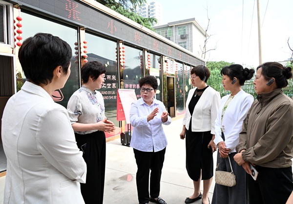 張小玲（左三）向全省各地婦聯(lián)主席分享調(diào)解(1642901)-20250724090435.jpg