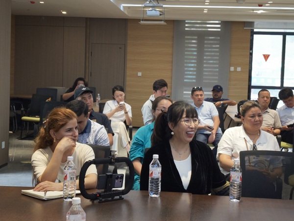 張蕊委員（中）向中亞代表團展示宜君數字就(1650372)-20250730083928.jpg