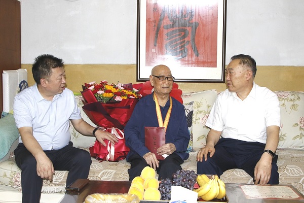 （配稿）省政協(xié)走訪慰問(wèn)抗戰(zhàn)老兵并發(fā)放紀(jì)念(1675019)-20250821072913 - 副本.jpg